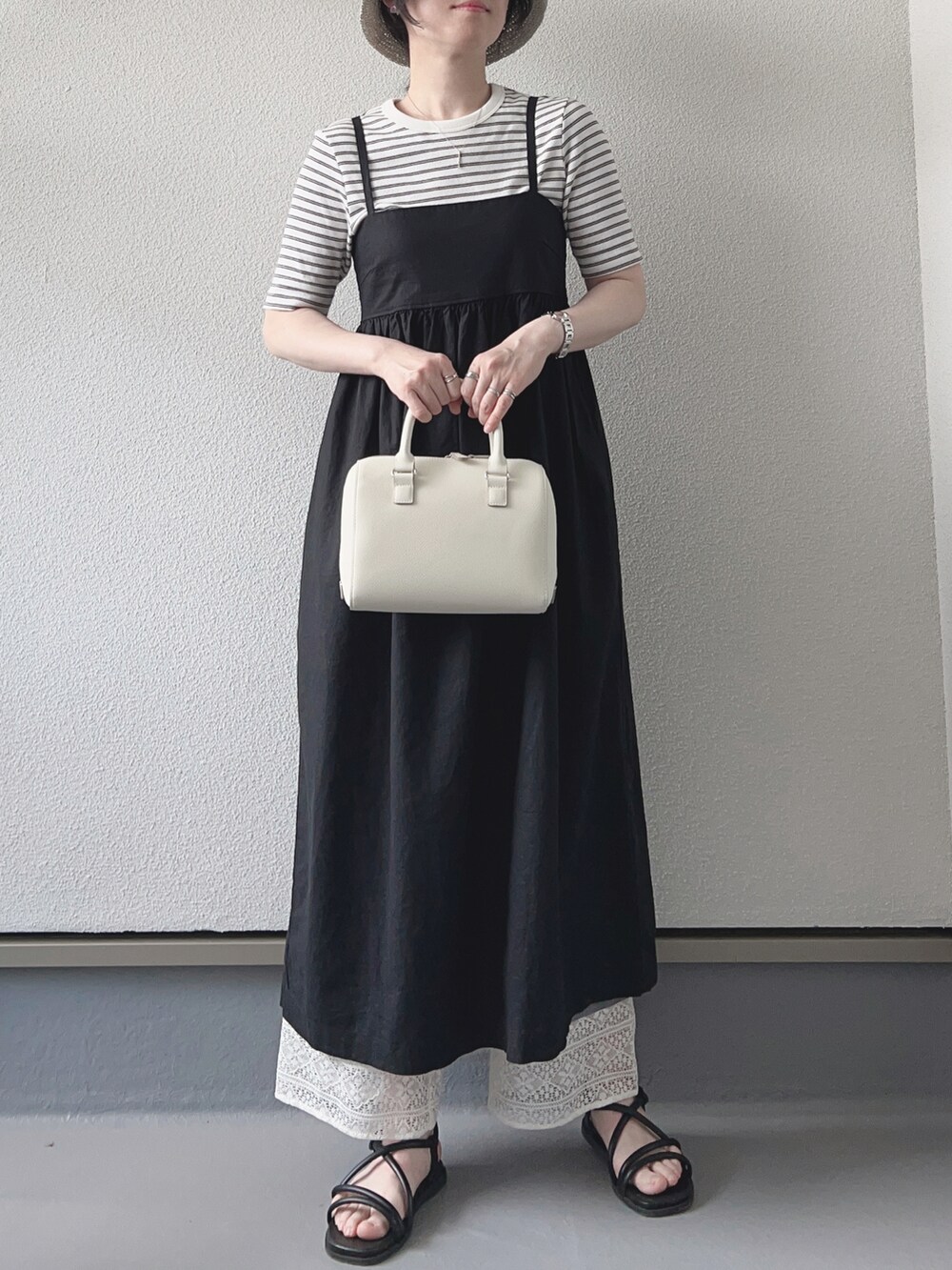 グレー系のその他パンツ、ブラック系のワンピース/ドレス、ホワイト系のTシャツ/カットソーを着用したレディースの春コーディネートの3枚目の写真