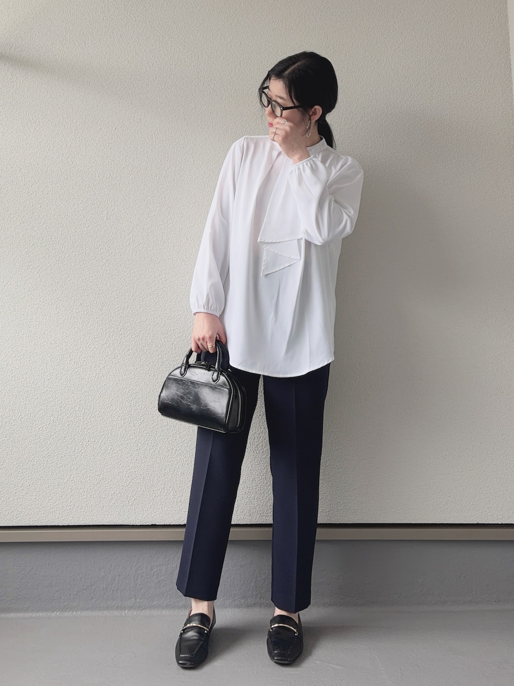 ホワイト系のシャツ/ブラウス、ブルー系のその他パンツ、ブラック系のショルダーバッグを着用したレディースの冬コーディネートの4枚目の写真