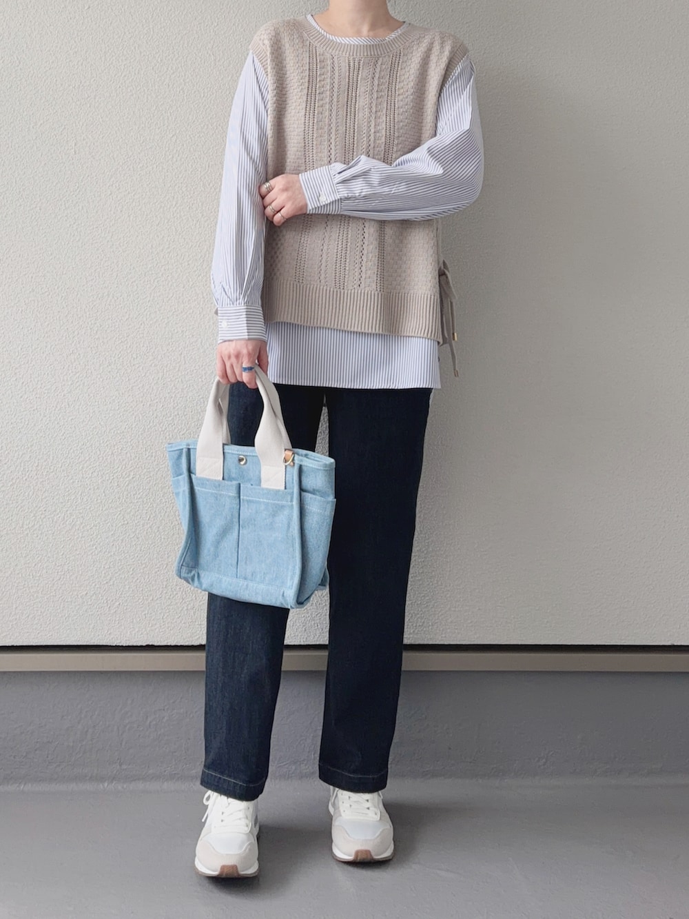 ベージュ系のTシャツ/カットソー、ブルー系のその他パンツ、ブルー系のトートバッグを着用したレディースの春コーディネートの2枚目の写真