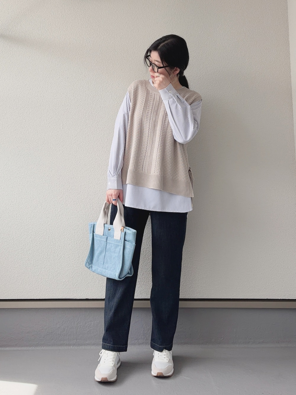 ベージュ系のTシャツ/カットソー、ブルー系のその他パンツ、ブルー系のトートバッグを着用したレディースの春コーディネートの5枚目の写真