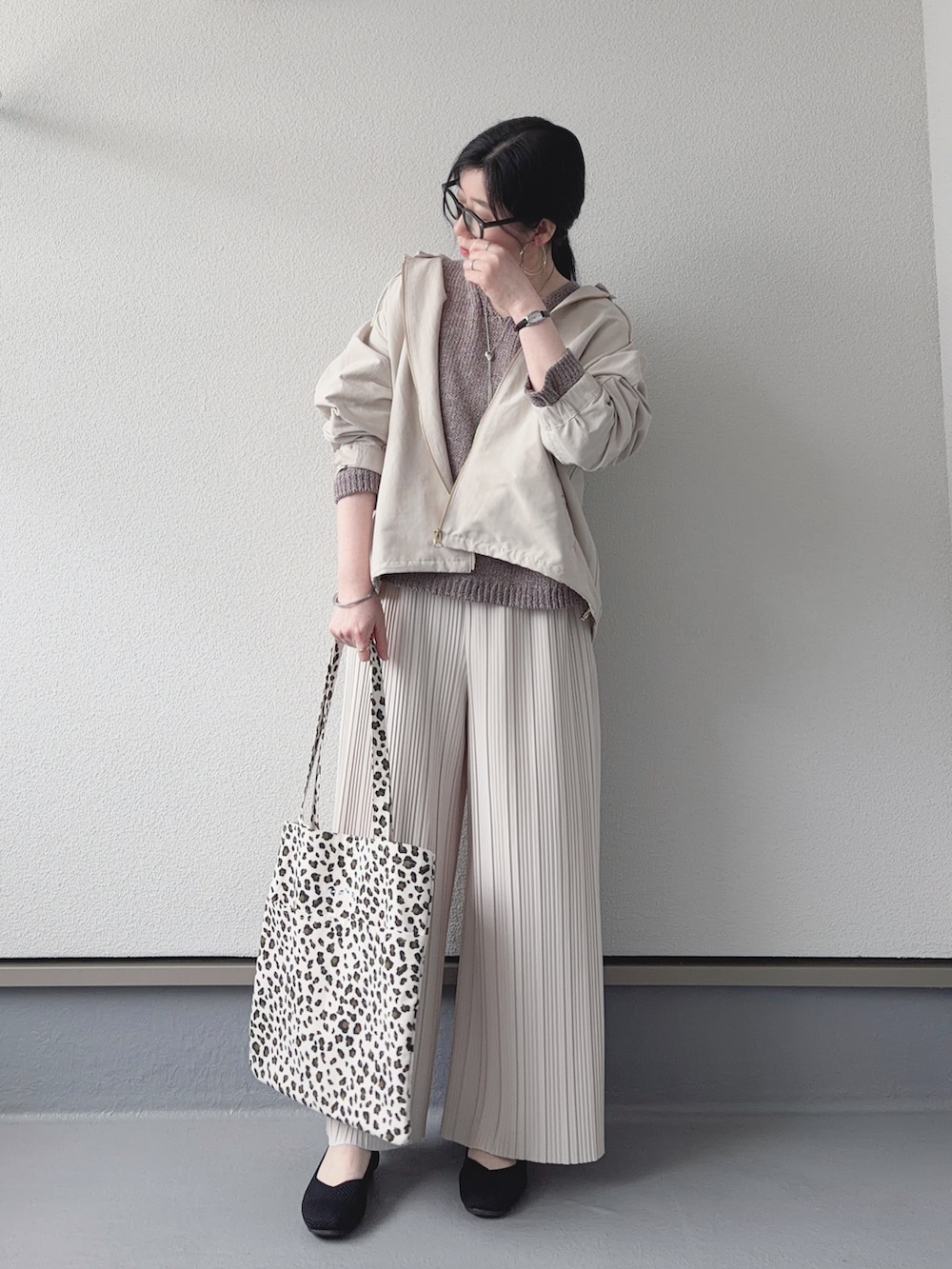 ホワイト系のマウンテンパーカー、ベージュ系のその他パンツ、ブラック系のパンプスを着用したレディースの春コーディネートの5枚目の写真