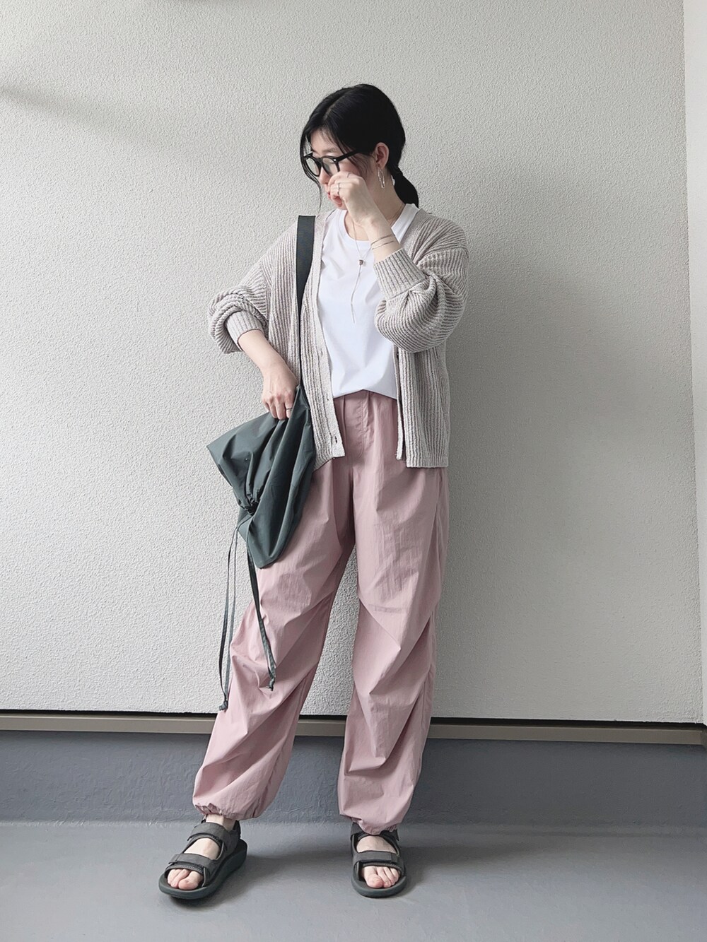 グレー系のカーディガン/ボレロ、ホワイト系のTシャツ/カットソー、ピンク系のパンツを着用したレディースの春コーディネートの2枚目の写真