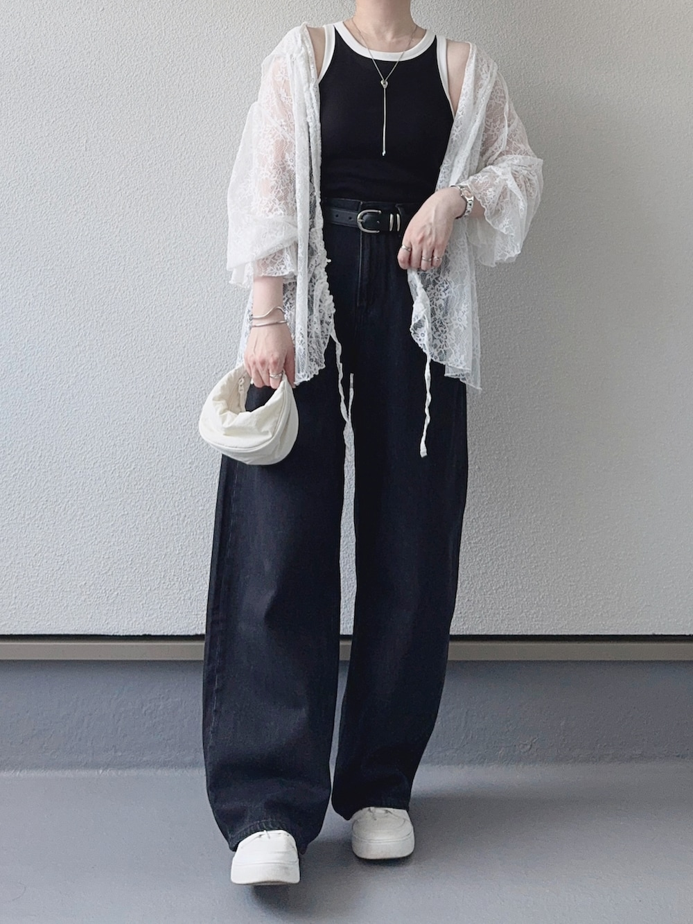ホワイト系のTシャツ/カットソー、グレー系のデニムパンツ、ブラック系のタンクトップを着用したレディースの夏コーディネートの2枚目の写真