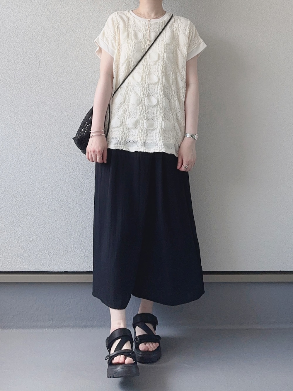 ホワイト系のTシャツ/カットソー、ブラック系のその他パンツ、ブラック系のサンダルを着用したレディースの夏コーディネートの4枚目の写真