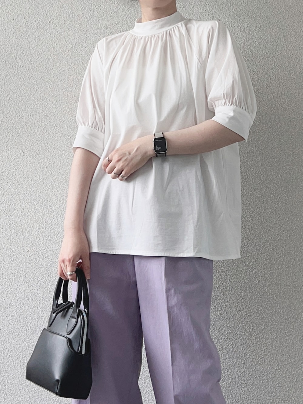 ホワイト系のシャツ/ブラウス、パープル系のパンツ、ブラック系のベストを着用したレディースの夏コーディネートの3枚目の写真