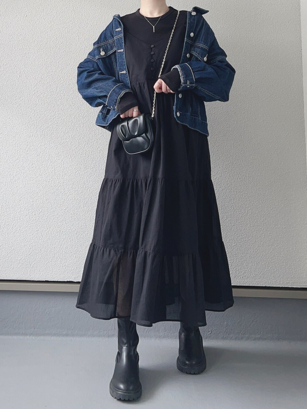 ブラック系のワンピース/ドレス、ブラック系のTシャツ/カットソー、ブルー系のデニムジャケットを着用したレディースの春コーディネートの3枚目の写真