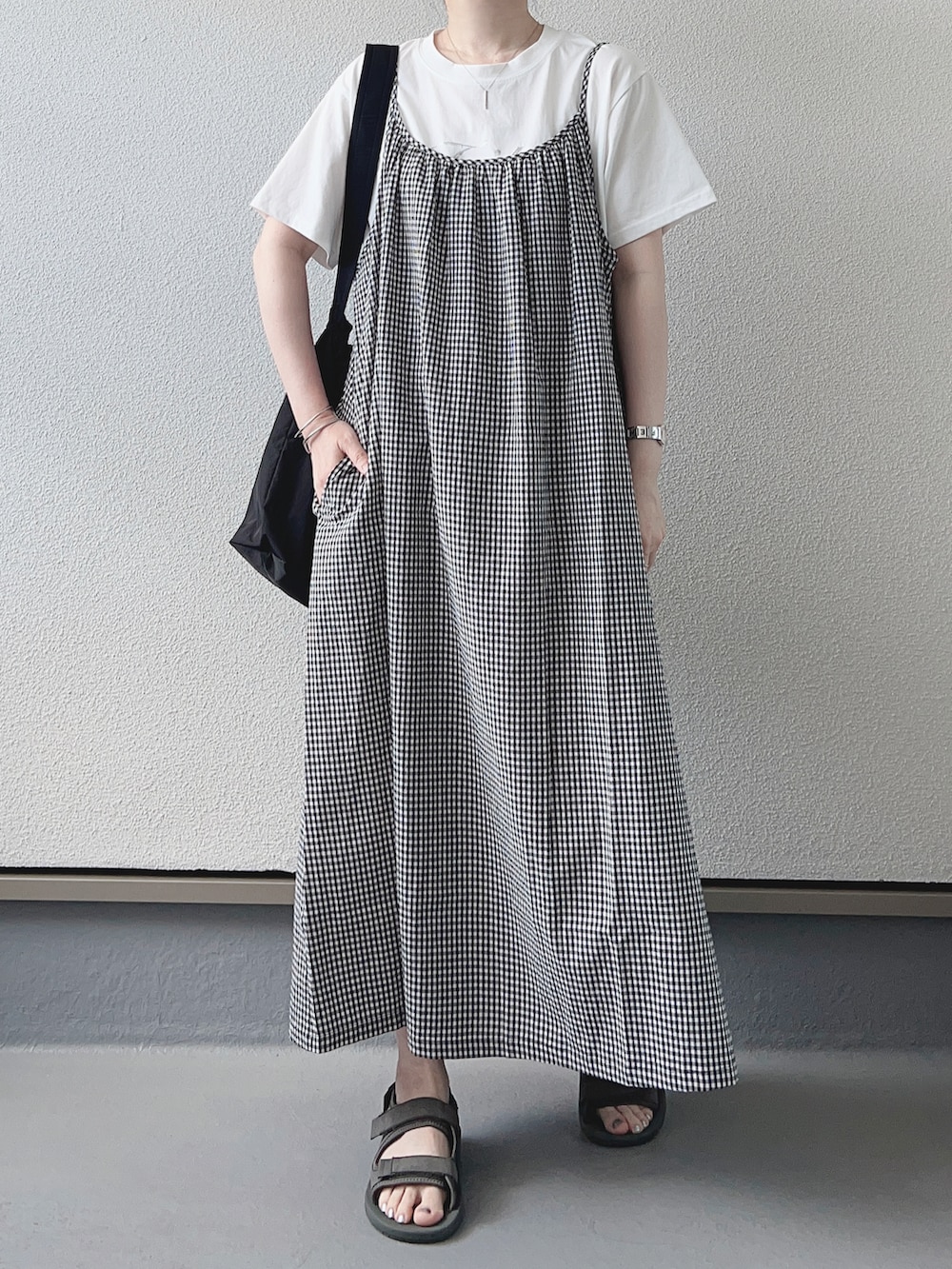 ホワイト系のワンピース、ホワイト系のTシャツ/カットソー、グレー系のサンダルを着用したレディースの夏コーディネートの2枚目の写真