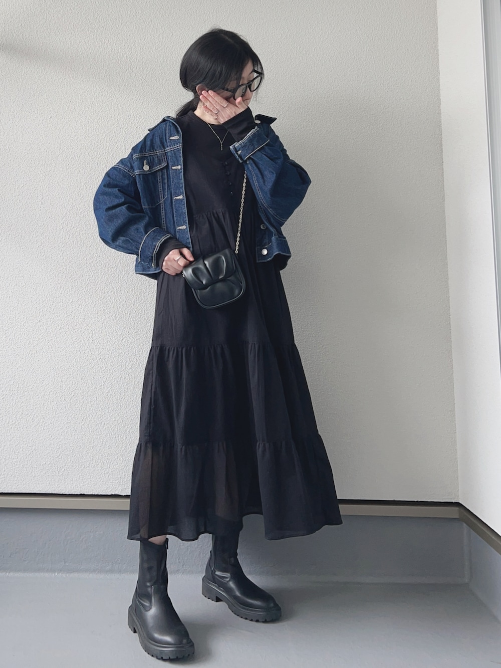 ブラック系のワンピース/ドレス、ブラック系のTシャツ/カットソー、ブルー系のデニムジャケットを着用したレディースの春コーディネートの2枚目の写真