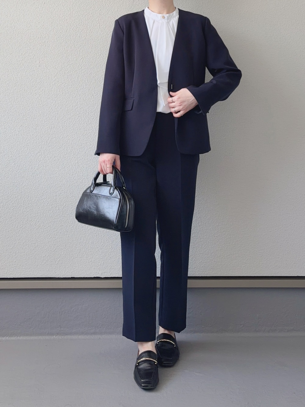 ブルー系のノーカラージャケット、ブルー系のその他パンツ、ホワイト系のシャツ/ブラウスを着用したレディースの冬コーディネートの4枚目の写真