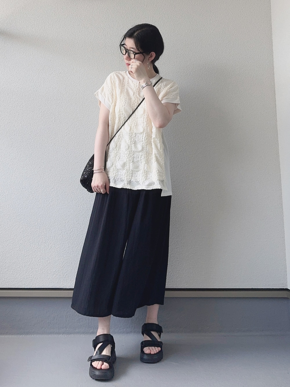 ホワイト系のTシャツ/カットソー、ブラック系のその他パンツ、ブラック系のサンダルを着用したレディースの夏コーディネートの5枚目の写真
