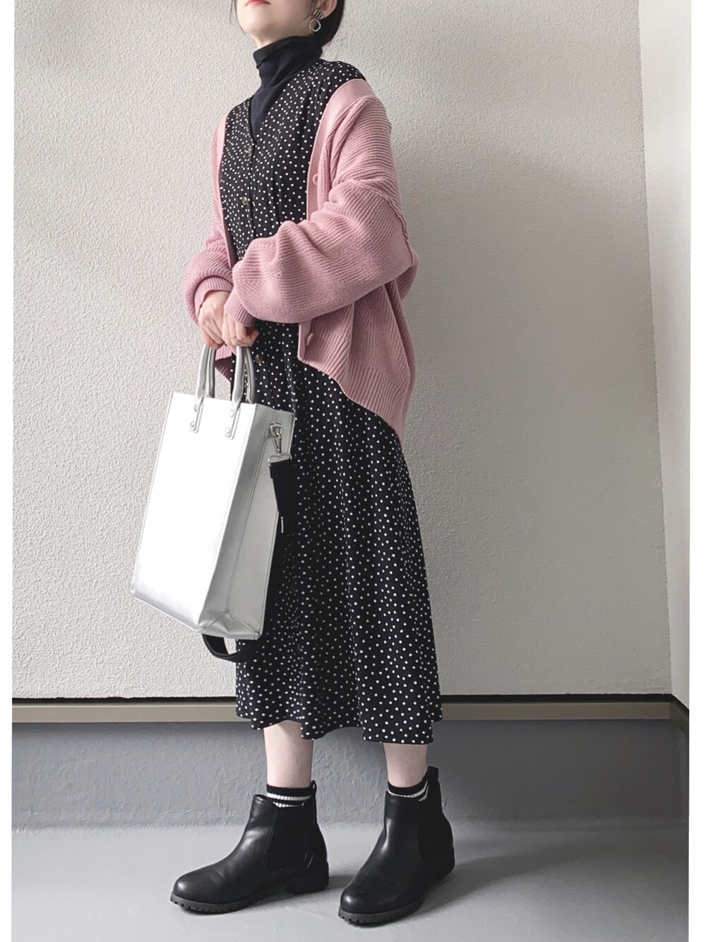 ピンク系のカーディガン/ボレロ、ブラック系のワンピース、ブラック系のTシャツ/カットソーを着用したレディースの春コーディネートの2枚目の写真