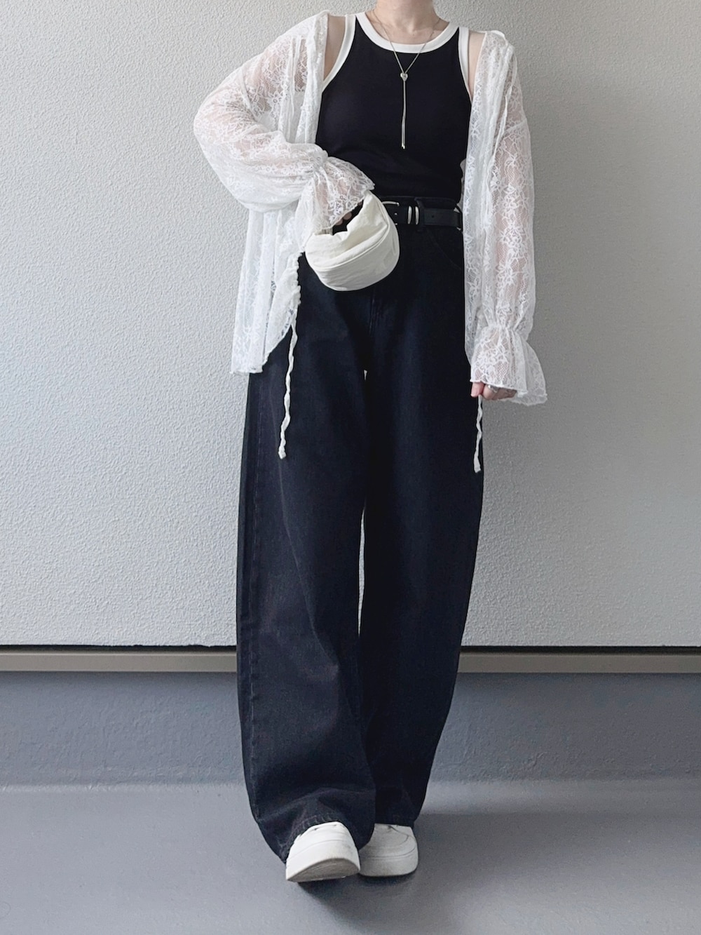 ホワイト系のTシャツ/カットソー、グレー系のデニムパンツ、ブラック系のタンクトップを着用したレディースの夏コーディネートの3枚目の写真