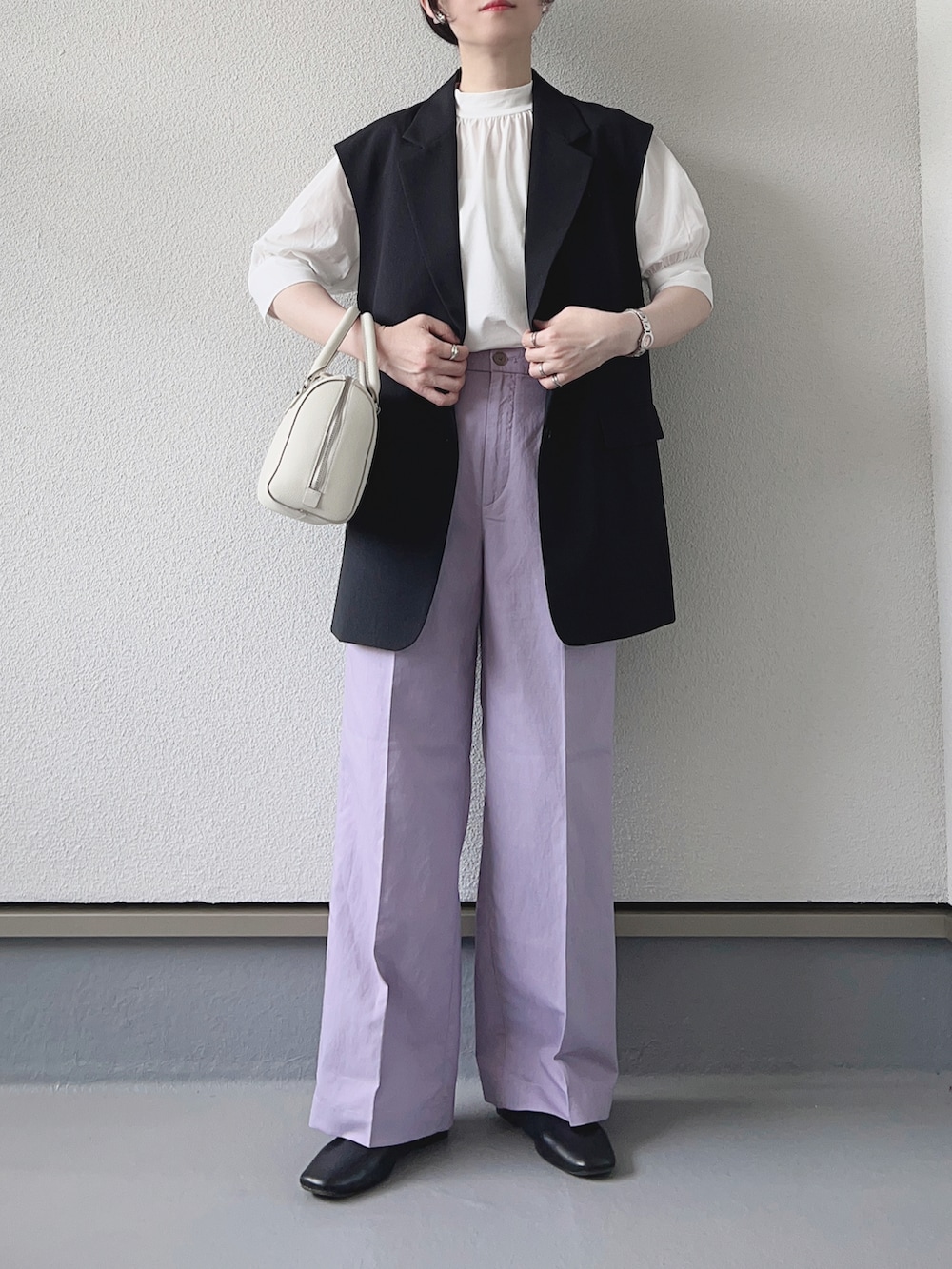 ホワイト系のシャツ/ブラウス、パープル系のパンツ、ブラック系のベストを着用したレディースの夏コーディネートの2枚目の写真