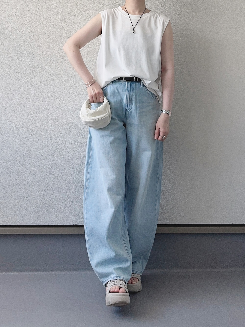 「ikka、シアートップス、シアーシャツ、シャツスタイル、レイヤードスタイル、ノースリーブ、白Tシャツ、デニム、大人カジュアル、きれいめカジュアル、淡色コーデ、プチプラ、シンプルコーデ、メガネ女子、夏コーデ」｜「ikkaの【お得だ値】シア刺繍シャツタンクアンサンブル【2点セット】（シャツ/ブラウス、ベージュ系）」を使った、haruさん（骨格ウェーブ・レディース・162cm）の夏コーディネートの3枚目の写真