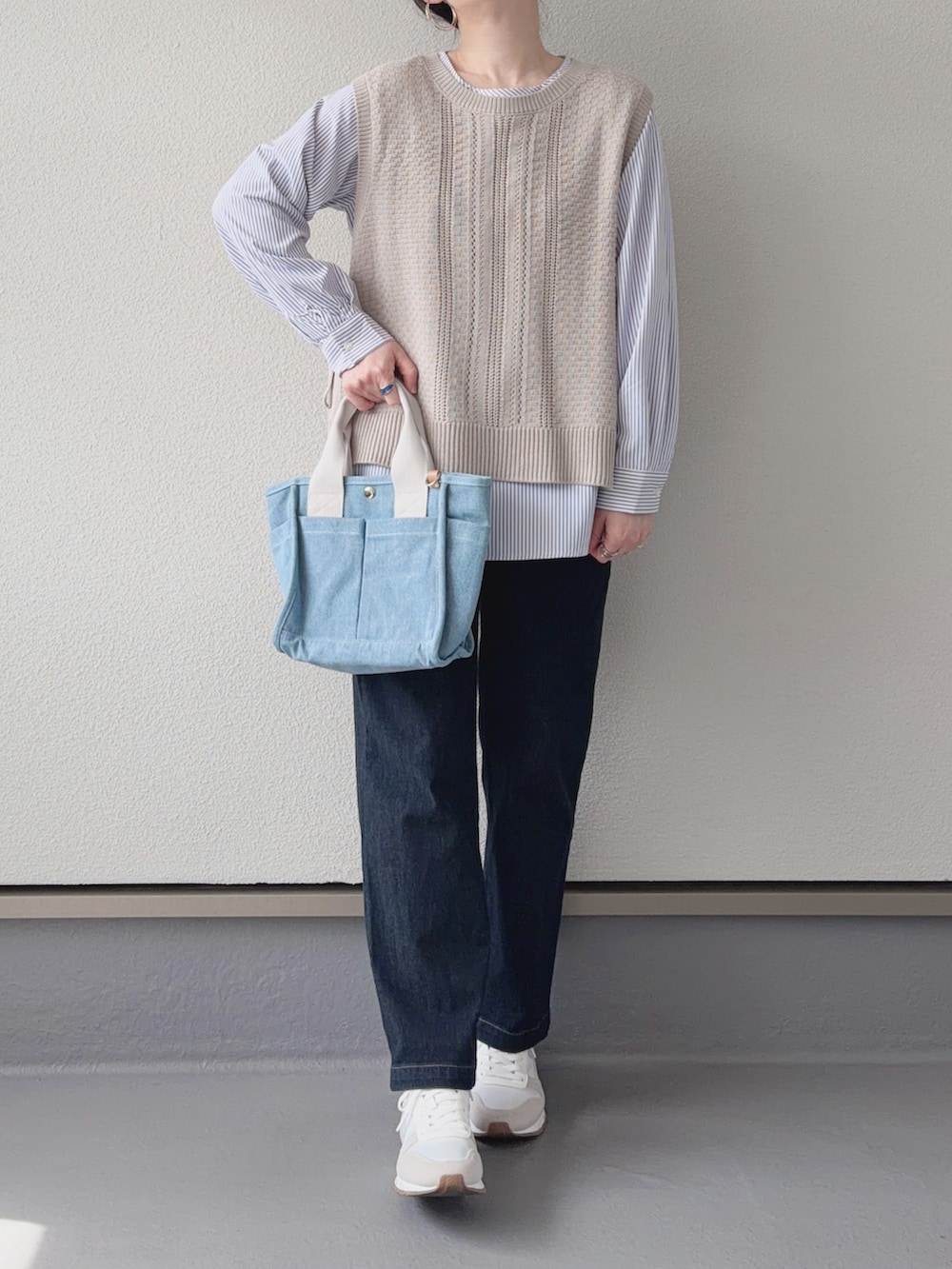 ベージュ系のTシャツ/カットソー、ブルー系のその他パンツ、ブルー系のトートバッグを着用したレディースの春コーディネートの4枚目の写真