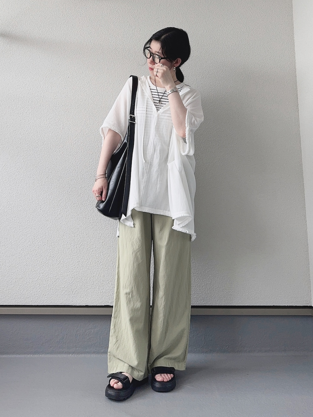 ホワイト系のシャツ/ブラウス、グリーン系のパンツ、ホワイト系のタンクトップを着用したレディースの夏コーディネートの4枚目の写真