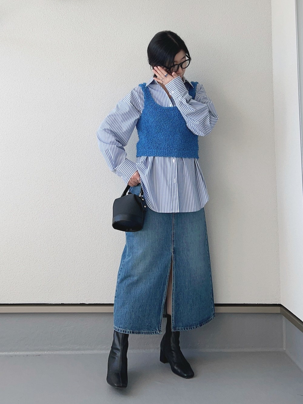 ブルー系のタンクトップ、ブルー系のシャツ/ブラウス、ブルー系のデニムスカートを着用したレディースの冬コーディネートの2枚目の写真