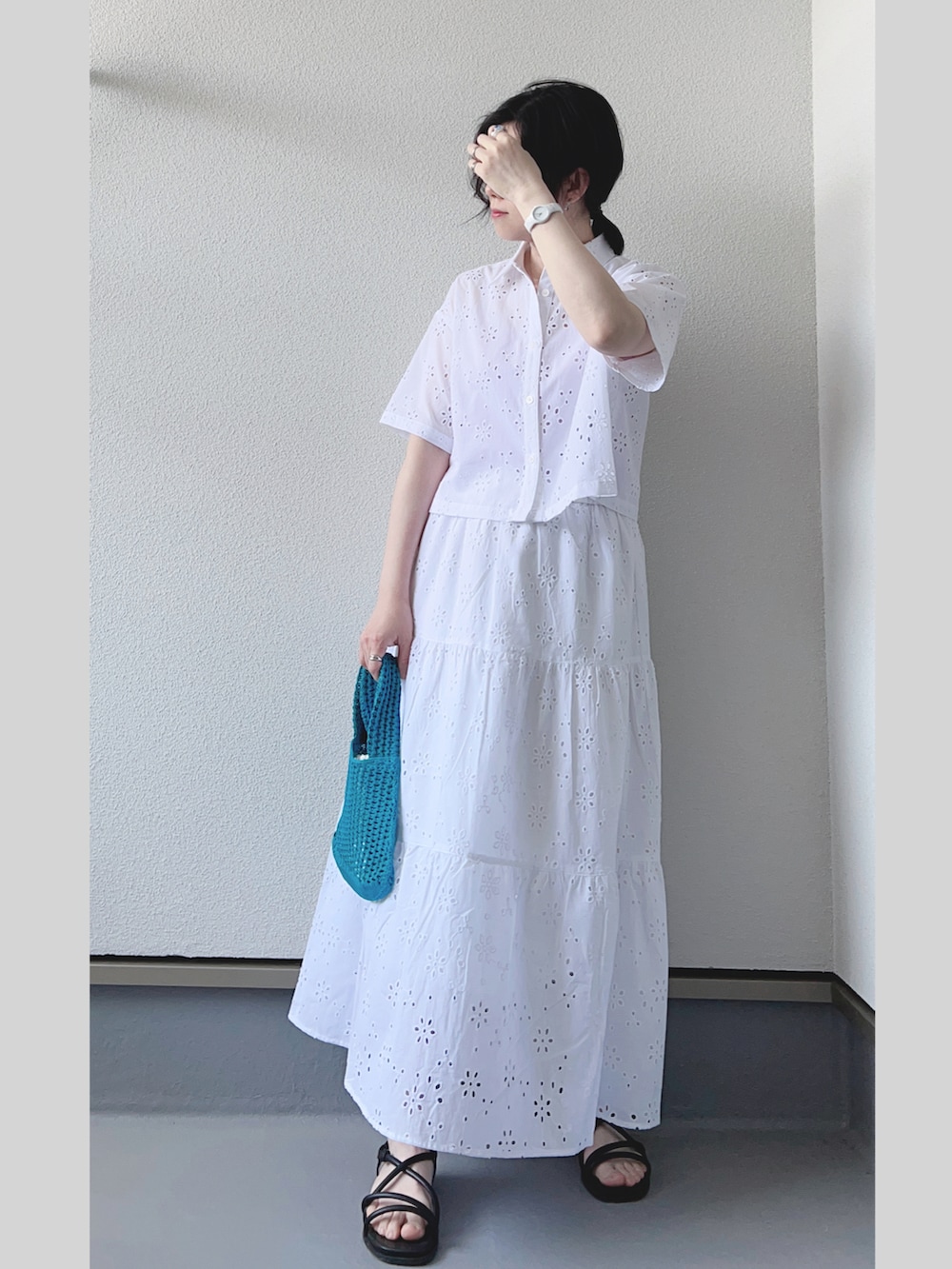 ホワイト系のシャツ/ブラウス、ホワイト系のスカート、ブルー系のバッグを着用したレディースの春コーディネートの2枚目の写真