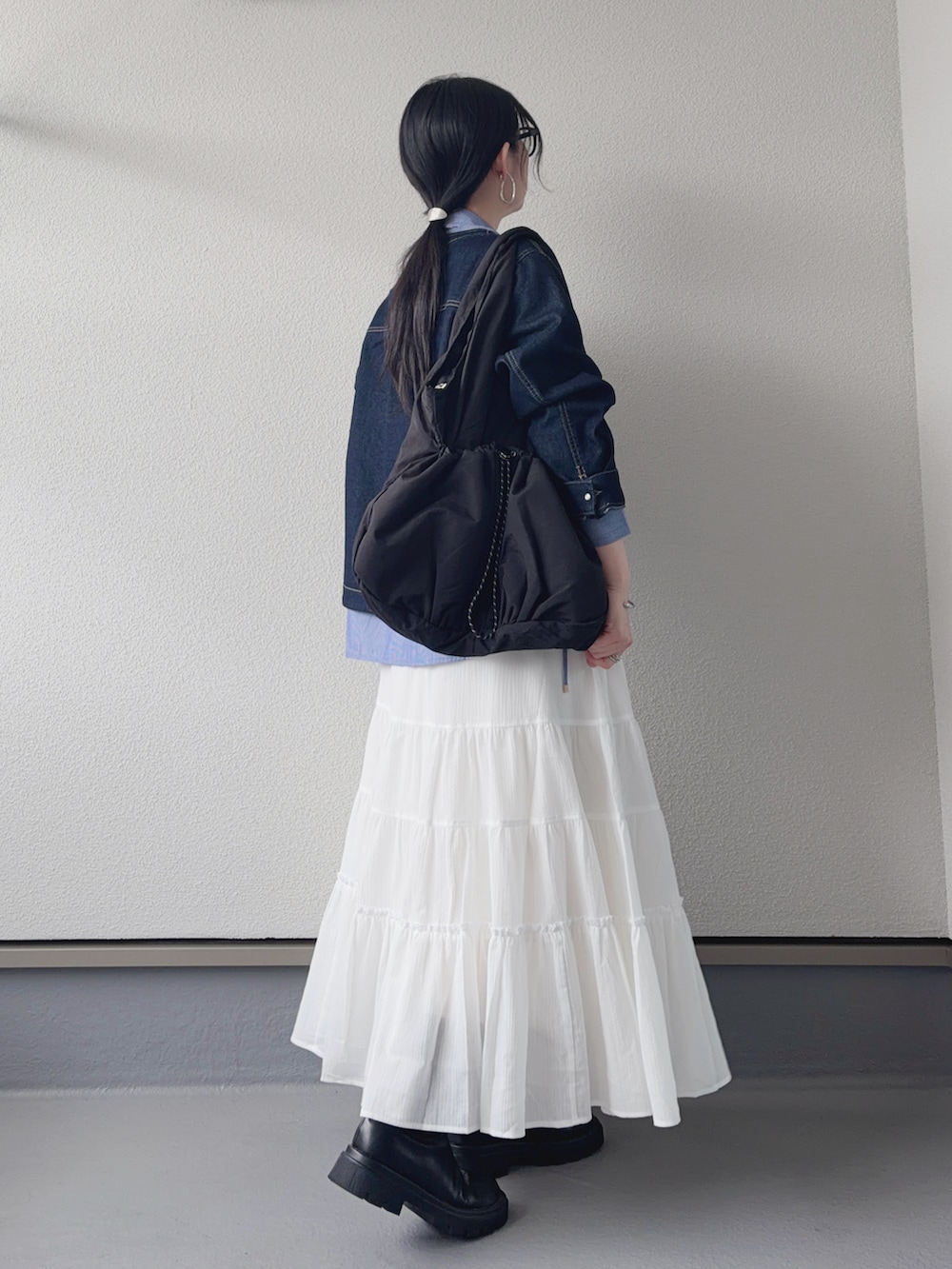 ブラック系のブーツ、ブルー系のシャツ/ブラウス、ブルー系のデニムジャケットを着用したレディースの春コーディネートの2枚目の写真