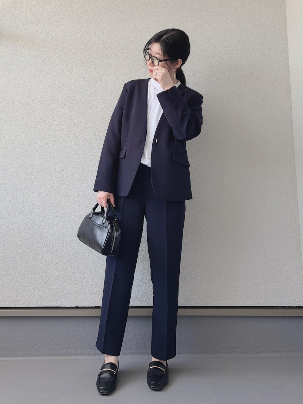 ブルー系のノーカラージャケット、ブルー系のその他パンツ、ホワイト系のシャツ/ブラウスを着用したレディースの冬コーディネートの5枚目の写真