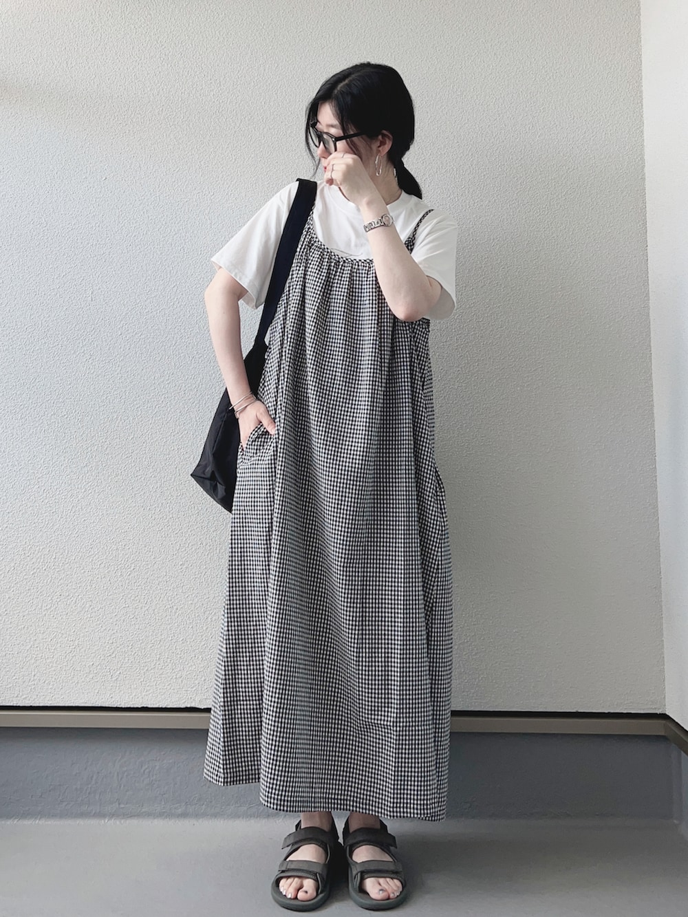 ホワイト系のワンピース、ホワイト系のTシャツ/カットソー、グレー系のサンダルを着用したレディースの夏コーディネートの3枚目の写真