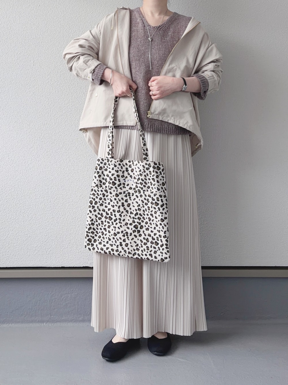 ホワイト系のマウンテンパーカー、ベージュ系のその他パンツ、ブラック系のパンプスを着用したレディースの春コーディネートの4枚目の写真