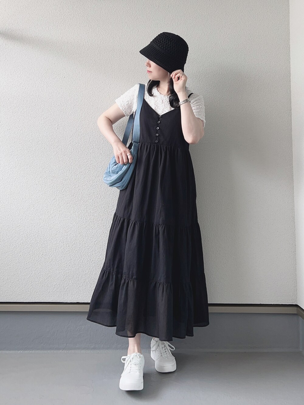 ブラック系のワンピース/ドレス、ホワイト系のTシャツ/カットソー、ブルー系のショルダーバッグを着用したレディースの春コーディネートの2枚目の写真