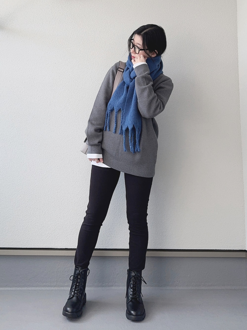 「GASTONLUGA、ショルダーバッグ、ミニバッグ、モノトーン、モード、ブーツ、ニット、黒スキニー、白Tシャツ、レイヤードスタイル、冬コーデ、ストール、マフラー、大人カジュアル、プチプラ」｜「GASTON LUGAのアイテム（ショルダーバッグ、グレー系）」を使った、haruさん（レディース・162cm）の秋コーディネートの3枚目の写真