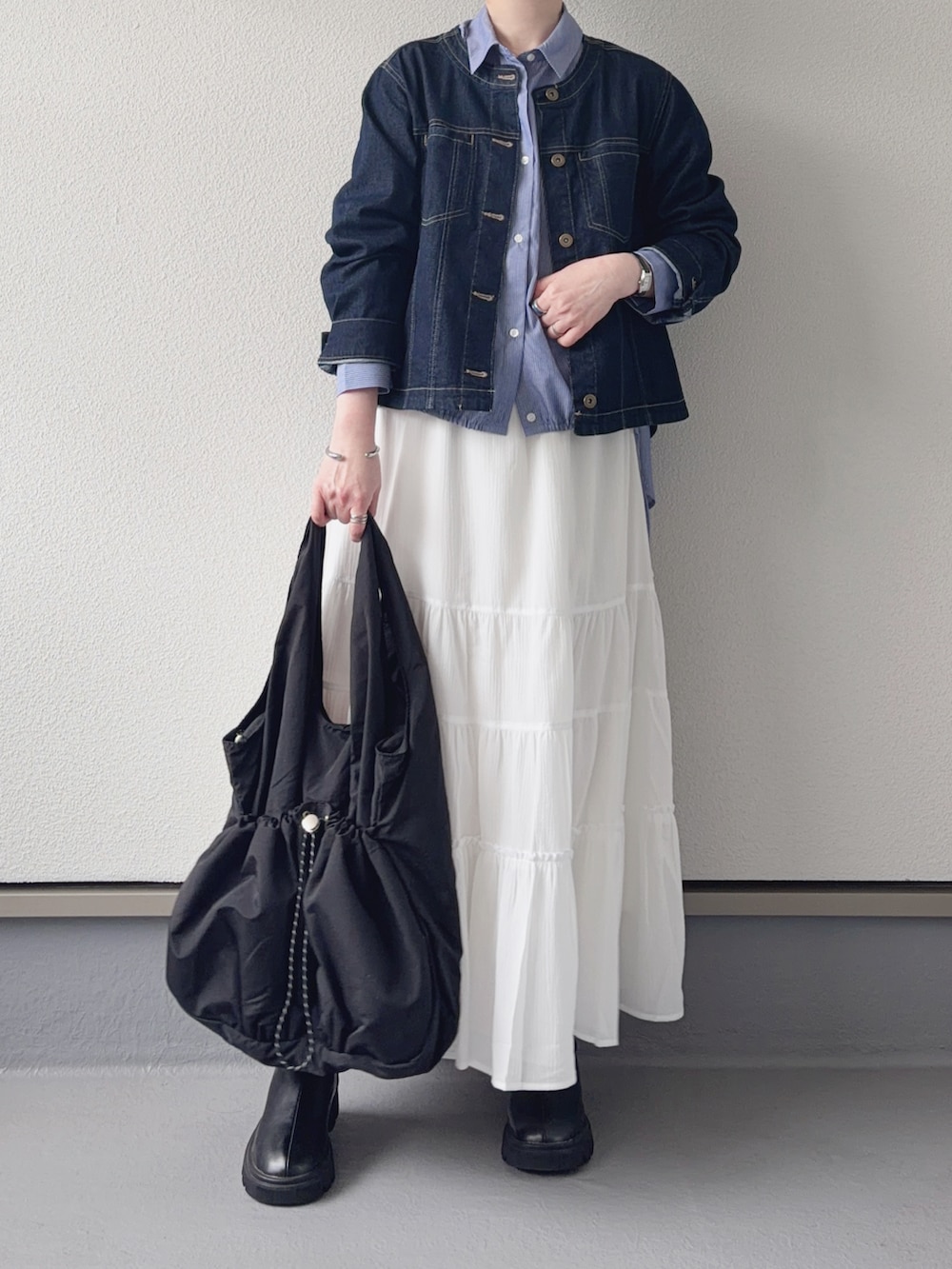 ブラック系のブーツ、ブルー系のシャツ/ブラウス、ブルー系のデニムジャケットを着用したレディースの春コーディネートの3枚目の写真