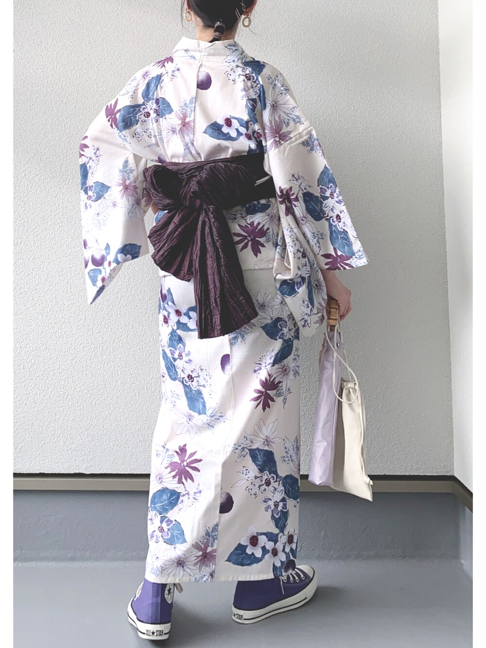 パープル系のスニーカー、ベージュ系の浴衣、パープル系の折りたたみ傘を着用したレディースの夏コーディネートの3枚目の写真