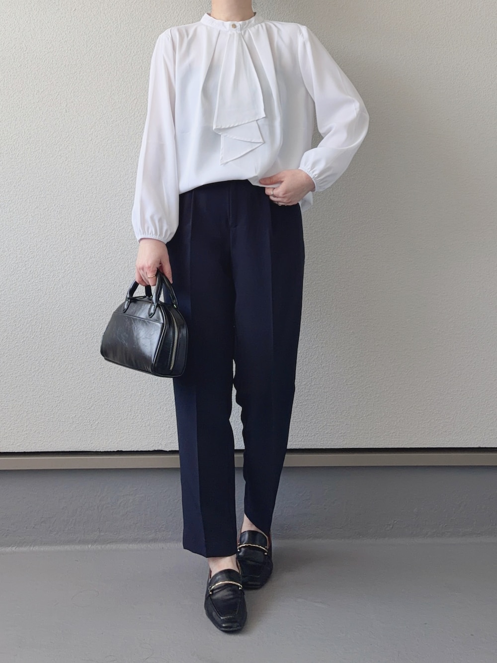 ブルー系のノーカラージャケット、ブルー系のその他パンツ、ホワイト系のシャツ/ブラウスを着用したレディースの冬コーディネートの2枚目の写真