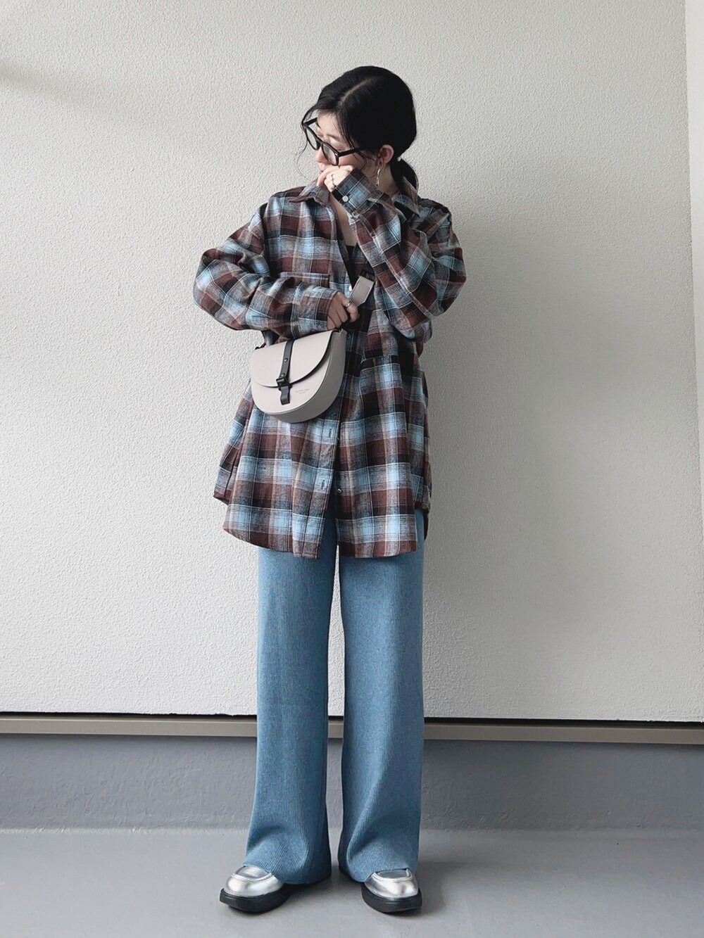 ブラウン系のシャツ/ブラウス、グレー系のショルダーバッグ、ブルー系のパンツを着用したレディースの秋コーディネートの2枚目の写真