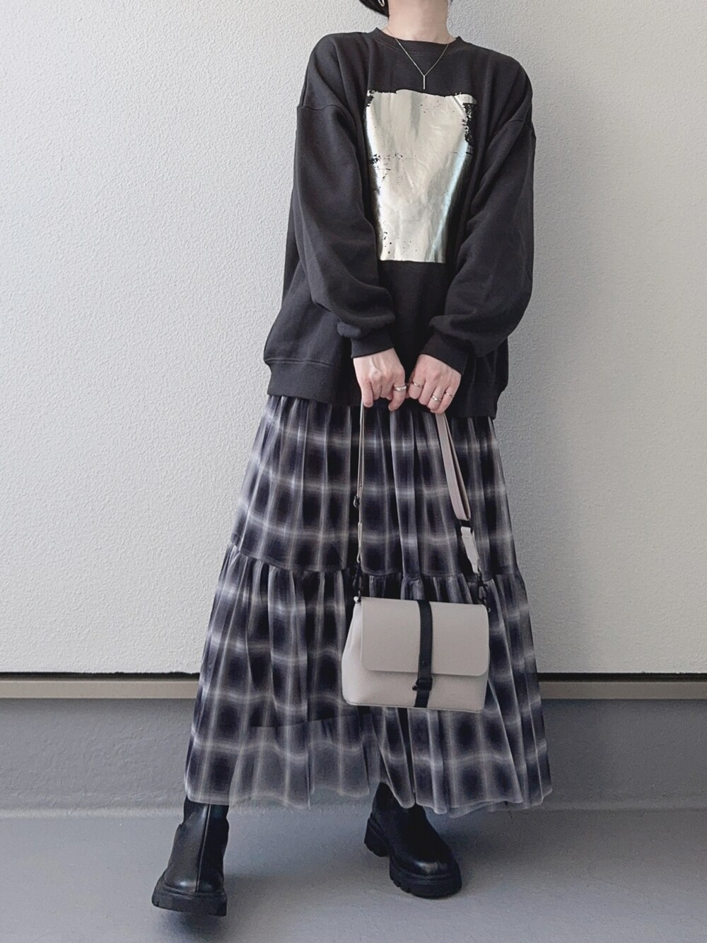 「モノトーン、tiptop、スウェット、ロングスカート、ブーツ、モード、GASTONLUGA、ショルダーバッグ、大人カジュアル、きれいめカジュアル、プチプラ、メガネ女子、秋コーデ、冬コーデ、ワントーンコーデ」｜「tiptopの裏起毛アソート箔プリントスウェット（スウェット、ブラック系）」を使った、haruさん（レディース・162cm）の秋コーディネートの2枚目の写真