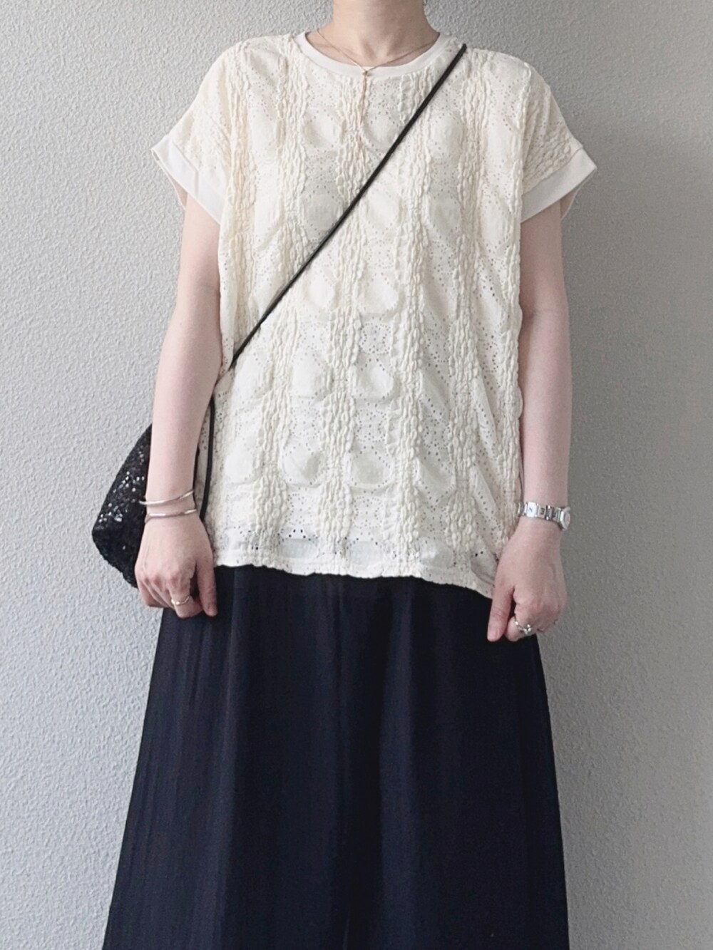 ホワイト系のTシャツ/カットソー、ブラック系のその他パンツ、ブラック系のサンダルを着用したレディースの夏コーディネートの3枚目の写真