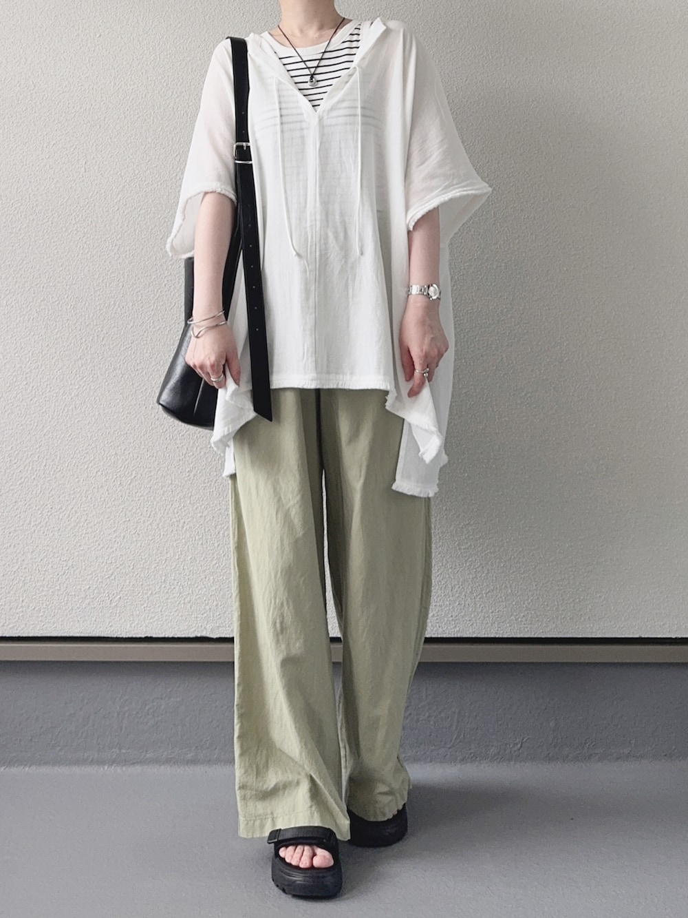 ホワイト系のシャツ/ブラウス、グリーン系のパンツ、ホワイト系のタンクトップを着用したレディースの夏コーディネートの2枚目の写真