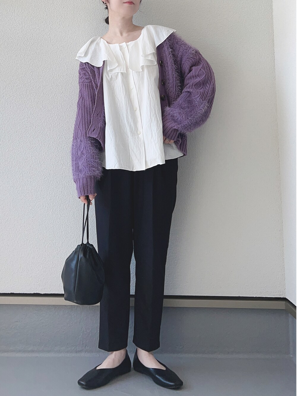 ホワイト系のシャツ/ブラウス、ホワイト系のショルダーバッグ、ブラック系のその他パンツを着用したレディースの秋コーディネートの2枚目の写真