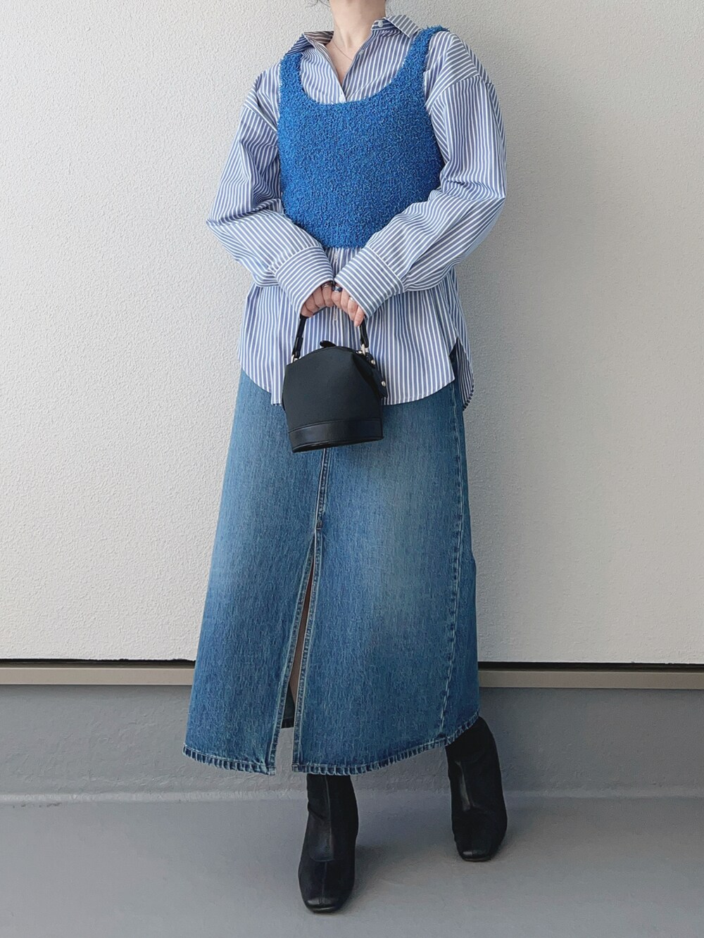 ブルー系のタンクトップ、ブルー系のシャツ/ブラウス、ブルー系のデニムスカートを着用したレディースの冬コーディネートの3枚目の写真