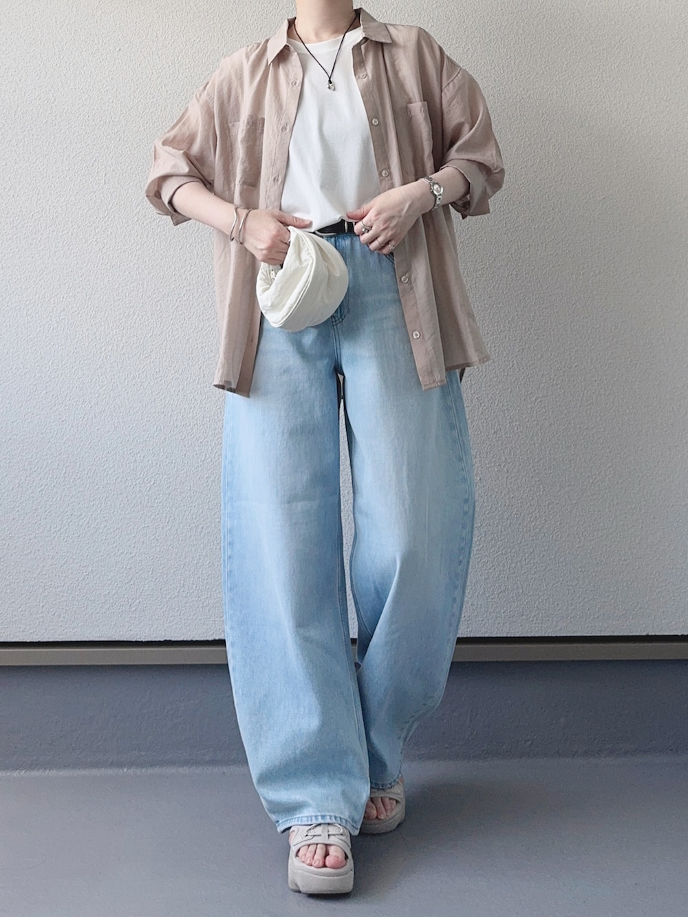 「ikka、シアートップス、シアーシャツ、シャツスタイル、レイヤードスタイル、ノースリーブ、白Tシャツ、デニム、大人カジュアル、きれいめカジュアル、淡色コーデ、プチプラ、シンプルコーデ、メガネ女子、夏コーデ」｜「ikkaの【お得だ値】シア刺繍シャツタンクアンサンブル【2点セット】（シャツ/ブラウス、ベージュ系）」を使った、haruさん（骨格ウェーブ・レディース・162cm）の夏コーディネートの4枚目の写真
