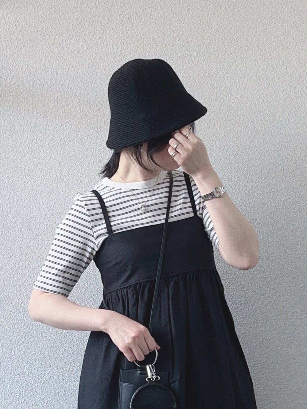 ブラック系のワンピース/ドレス、ホワイト系のサンダル、ホワイト系のTシャツ/カットソーを着用したレディースの春コーディネートの3枚目の写真