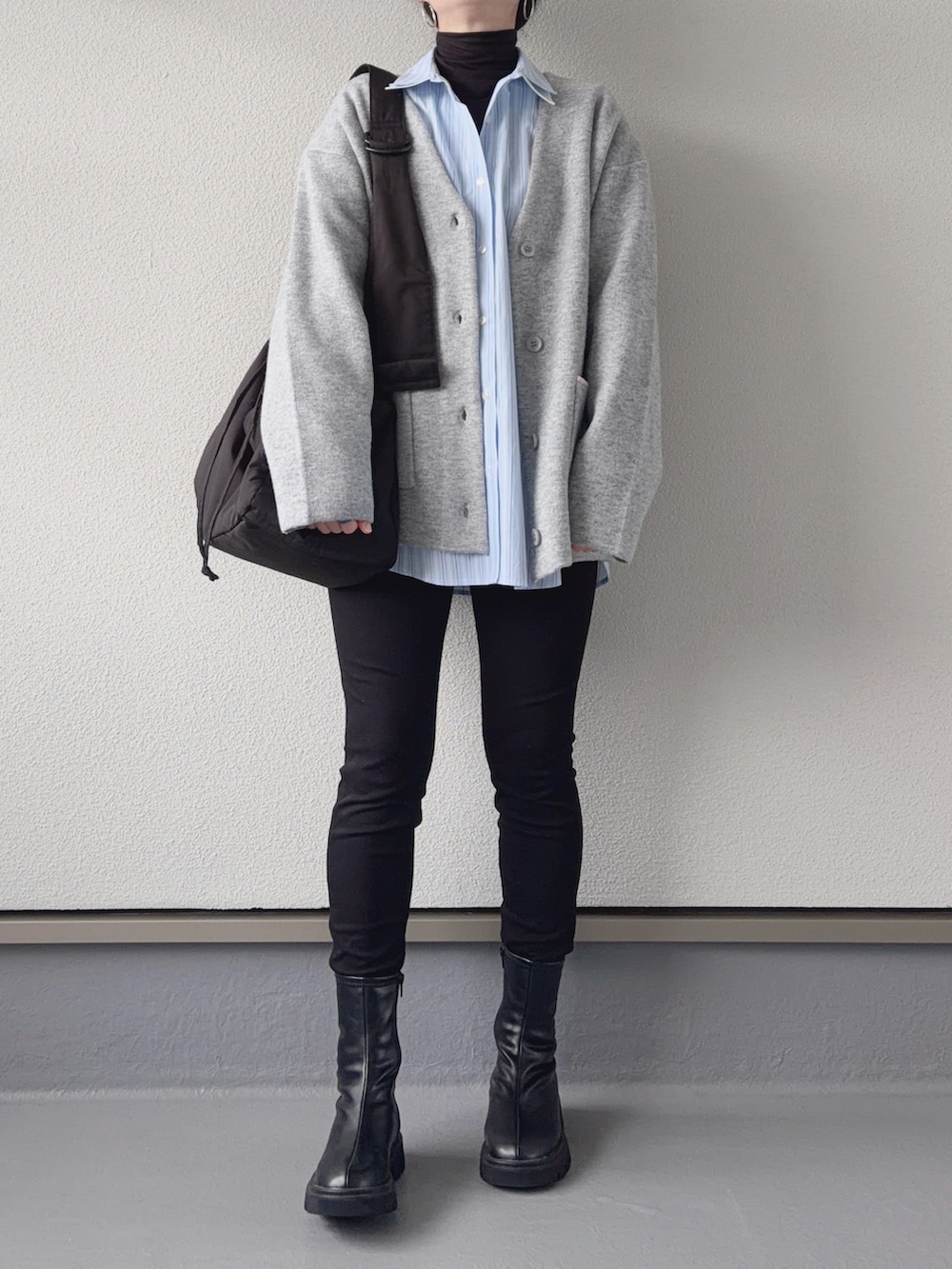 ブルー系のシャツ/ブラウス、グレー系のカーディガン/ボレロ、ブラック系のブーツを着用したレディースの冬コーディネートの2枚目の写真