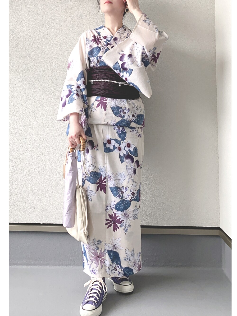 パープル系のスニーカー、ベージュ系の浴衣、パープル系の折りたたみ傘を着用したレディースの夏コーディネートの2枚目の写真