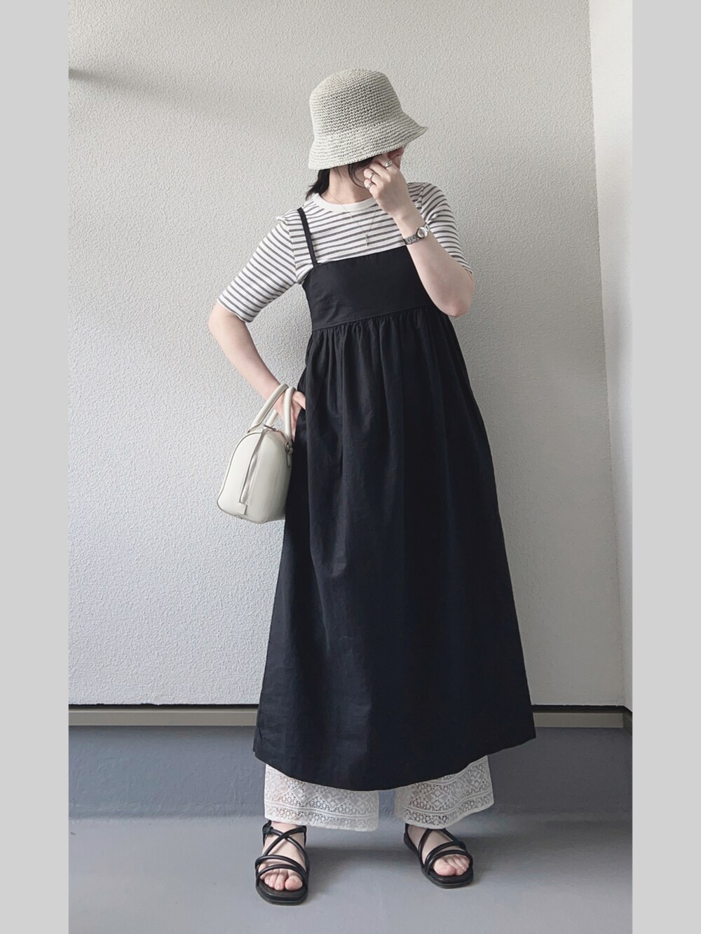 グレー系のその他パンツ、ブラック系のワンピース/ドレス、ホワイト系のTシャツ/カットソーを着用したレディースの春コーディネートの2枚目の写真