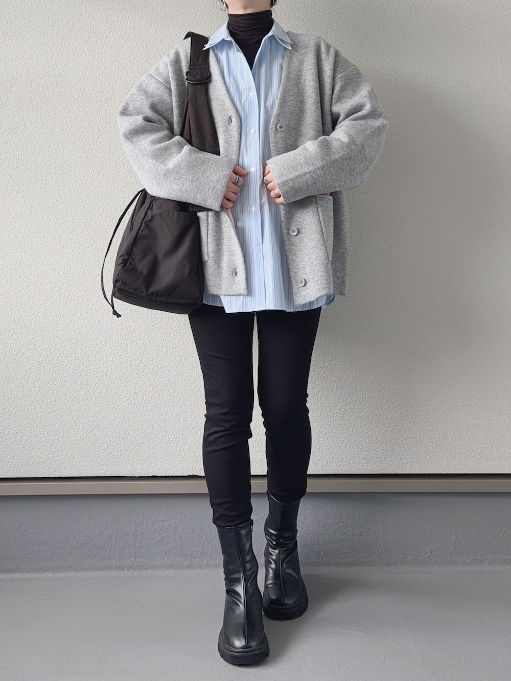 ブルー系のシャツ/ブラウス、グレー系のカーディガン/ボレロ、ブラック系のブーツを着用したレディースの冬コーディネートの3枚目の写真