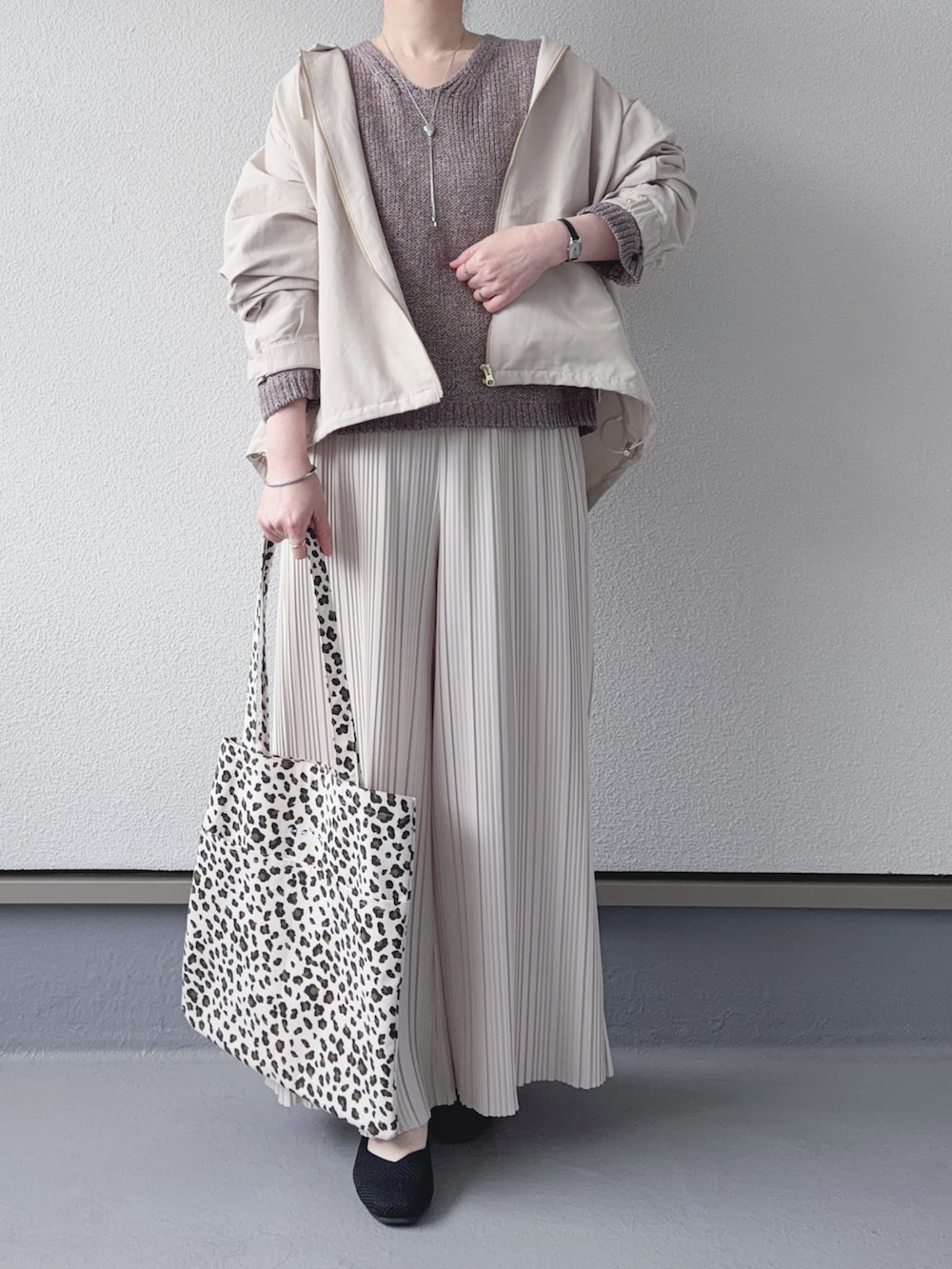 ホワイト系のマウンテンパーカー、ベージュ系のその他パンツ、ブラック系のパンプスを着用したレディースの春コーディネートの2枚目の写真