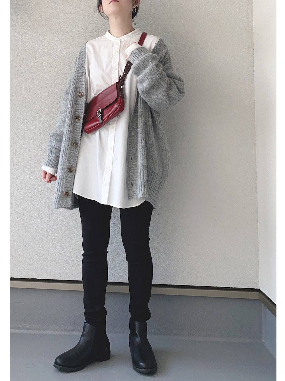 グレー系のカーディガン/ボレロ、ホワイト系のシャツ/ブラウス、ブラック系のパンツを着用したレディースの冬コーディネートの2枚目の写真