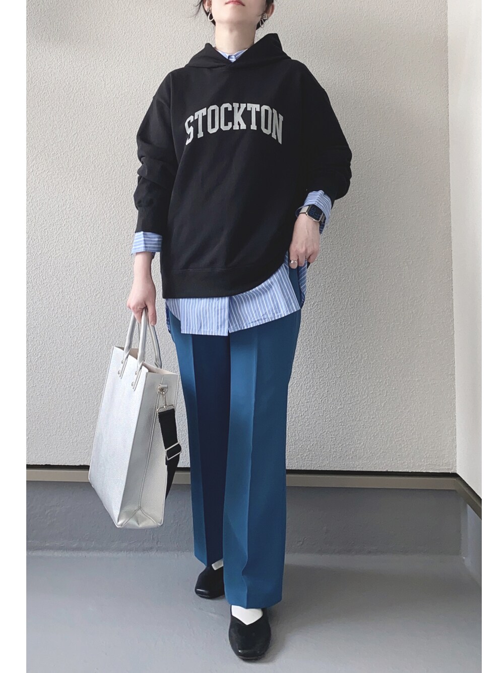 ブルー系のシャツ/ブラウス、ブラック系のパーカー、ブルー系のその他パンツを着用したレディースの春コーディネートの2枚目の写真