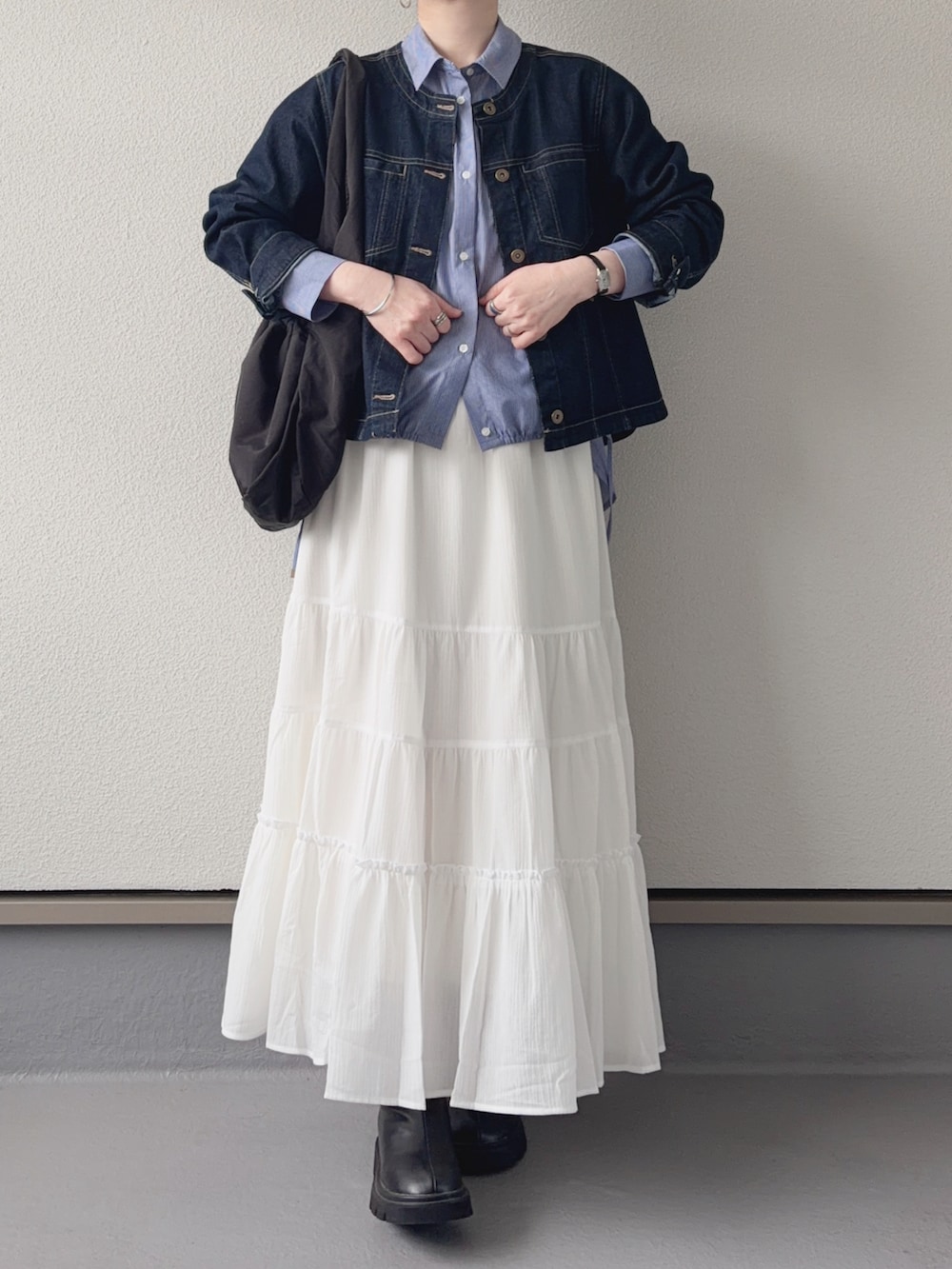 ブラック系のブーツ、ブルー系のシャツ/ブラウス、ブルー系のデニムジャケットを着用したレディースの春コーディネートの4枚目の写真