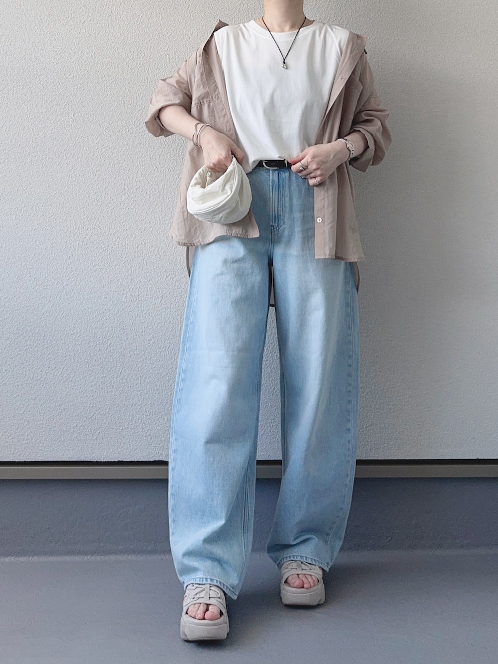 「ikka、シアートップス、シアーシャツ、シャツスタイル、レイヤードスタイル、ノースリーブ、白Tシャツ、デニム、大人カジュアル、きれいめカジュアル、淡色コーデ、プチプラ、シンプルコーデ、メガネ女子、夏コーデ」｜「ikkaの【お得だ値】シア刺繍シャツタンクアンサンブル【2点セット】（シャツ/ブラウス、ベージュ系）」を使った、haruさん（骨格ウェーブ・レディース・162cm）の夏コーディネートの2枚目の写真