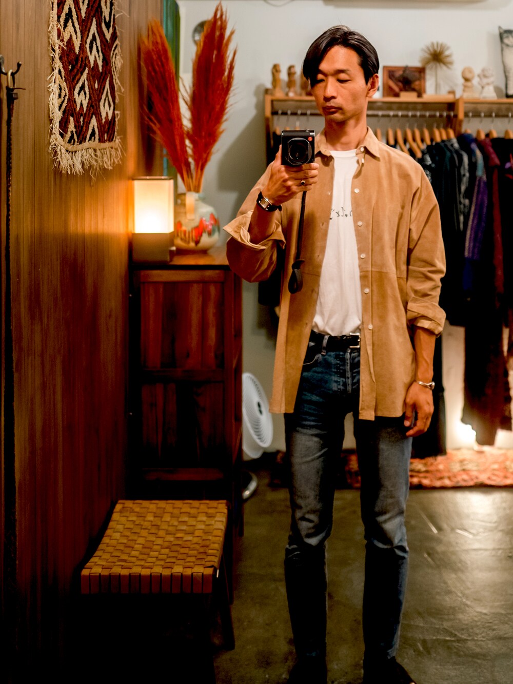「休日スタイル」｜「A.P.C.のアイテム（デニムパンツ、ブルー系）」を使った、河村慎吾さん（メンズ・176cm）の秋コーディネートの2枚目の写真