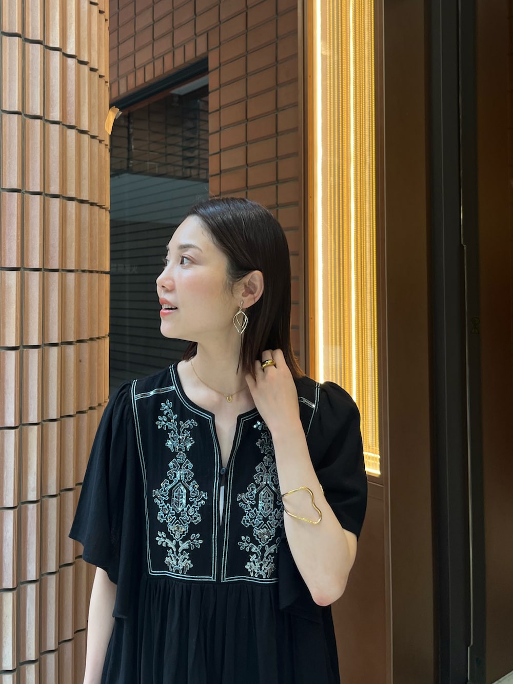 ブラック系のワンピースを着用したレディースの春コーディネートの3枚目の写真